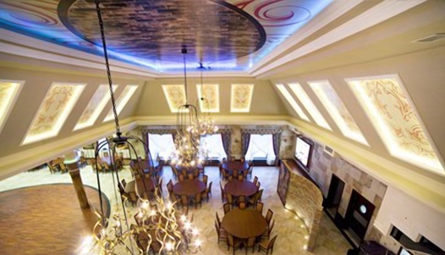 Sala z żyrandolami